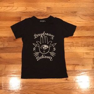 Cute black t shirt!